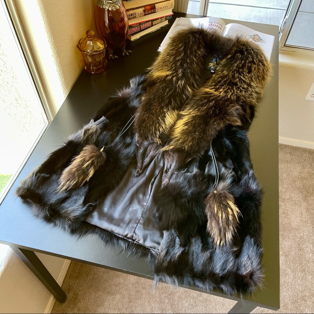Size S Natural Fox Tuxedo Collar & Black Fox Fur Vest